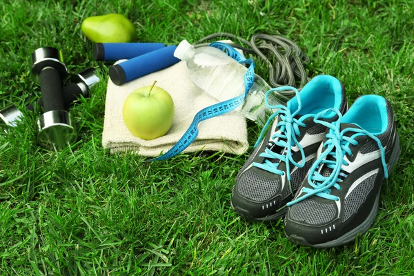 Sportgeräte auf Gras — Stockfoto