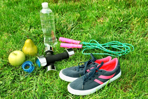 Sportutrustning på gräs — Stockfoto