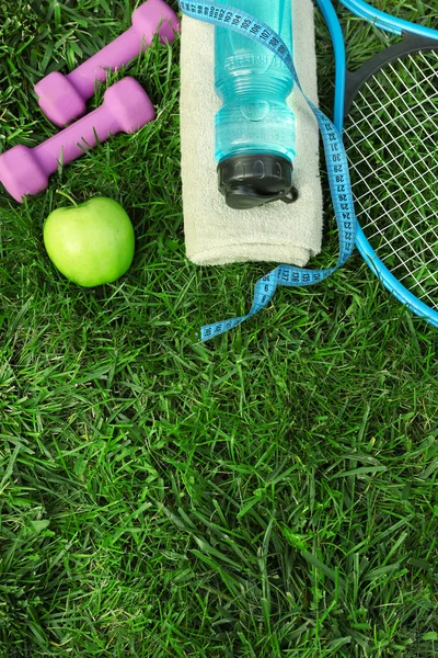 Equipamento desportivo na grama — Fotografia de Stock