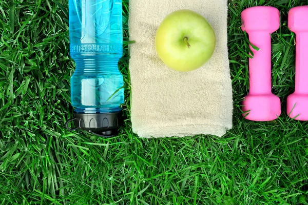 Equipamento desportivo na grama — Fotografia de Stock