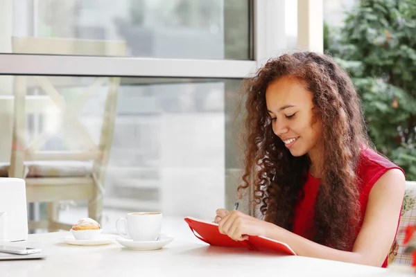 Femme sur la terrasse du restaurant — Photo