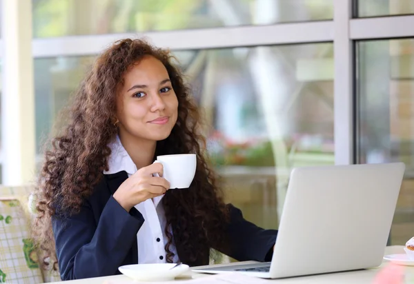 Donna con computer portatile bere caffè — Foto Stock