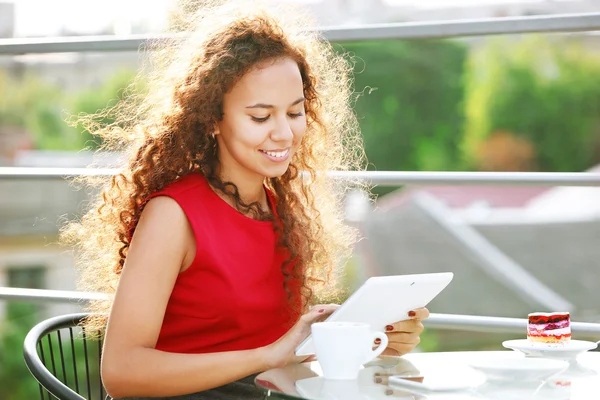 Beautiful young woman with tablet — Stock Photo, Image