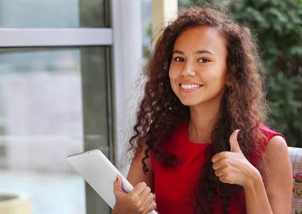 Schöne junge Frau mit Tablette — Stockfoto