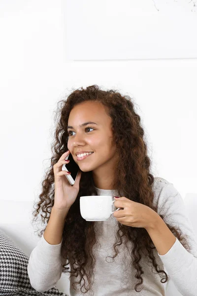 Kvinnan talar av mobiltelefon med kopp kaffe — Stockfoto