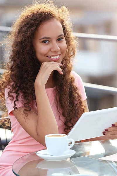 Belle jeune femme avec tablette — Photo