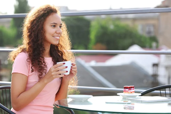 Mujer tomando café en la terraza de verano —  Fotos de Stock