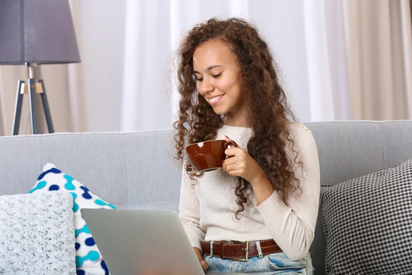 Dizüstü bilgisayar kullanan ve kahve içme kadın — Stok fotoğraf