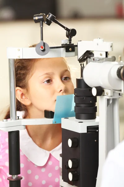 Menina visita um óptico — Fotografia de Stock