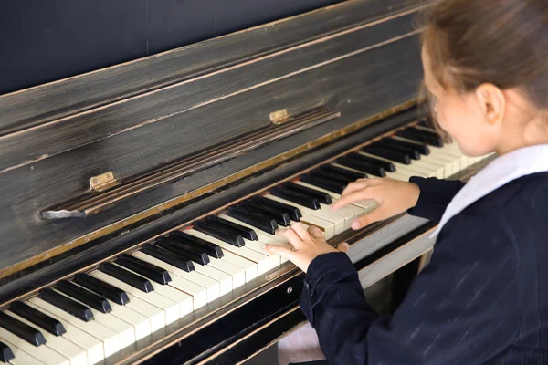 Petite fille mains piano jouer — Photo