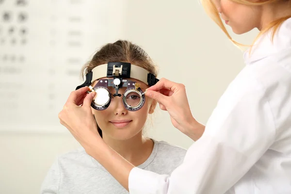 Médico femenino examinando paciente chica —  Fotos de Stock