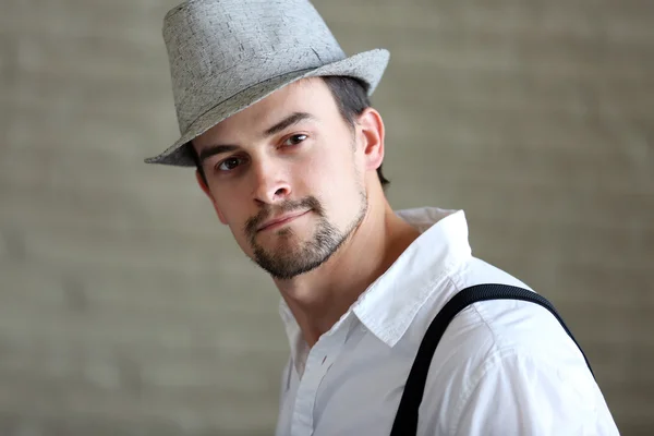 Bellissimo musicista uomo in cappello — Foto Stock