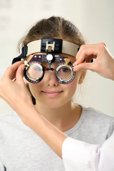 Girl visit an optician — Stock Photo, Image