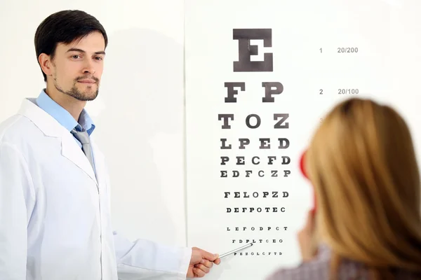 Médico masculino examinando paciente femenino — Foto de Stock