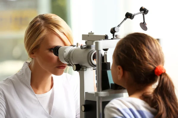 Femme médecin examen fille patient — Photo