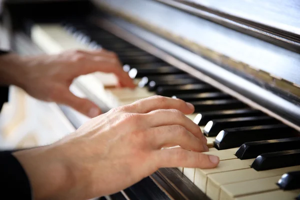 Mãos piano clássico tocando — Fotografia de Stock