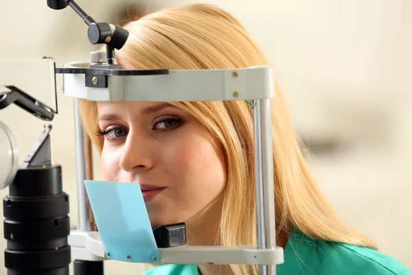 Vrouw die een bezoek aan een opticien — Stockfoto