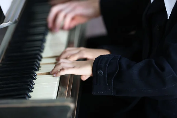ミュージシャンの男性とピアノを弾いている女の子 — ストック写真