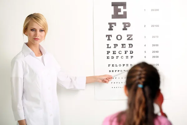 Médico feminino examinando paciente menina — Fotografia de Stock