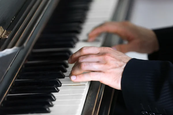Mãos masculinas piano tocando — Fotografia de Stock