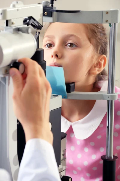 Meisje bezoek een opticien — Stockfoto