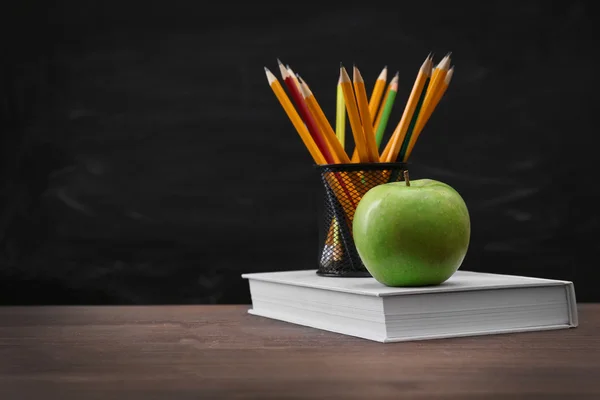 Equipamento escolar na mesa — Fotografia de Stock