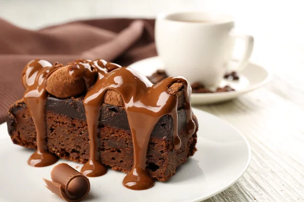 Ein Stück Schokoladenkuchen auf dem Tisch, Nahaufnahme — Stockfoto