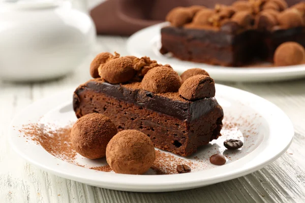 Chocolade ballen en een fluitje van een cent met walnoot op de tafel, close-up — Stockfoto