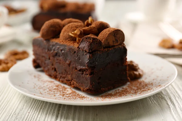 Pedaço de bolo de chocolate com noz na mesa, close-up — Fotografia de Stock