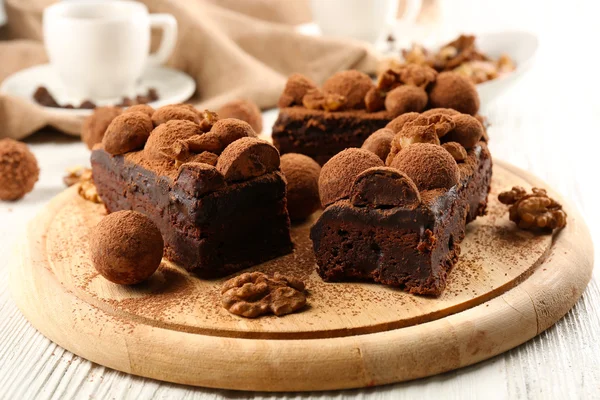 Un pedazo de pastel de chocolate con nuez en la mesa, primer plano — Foto de Stock