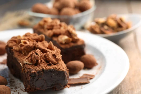 Кусочки шоколадного торта с орехом на столе, крупным планом — стоковое фото