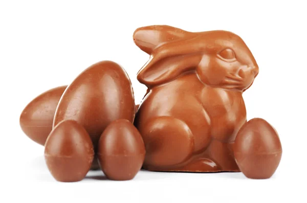 Lapin et œufs en chocolat de Pâques, isolés sur blanc — Photo