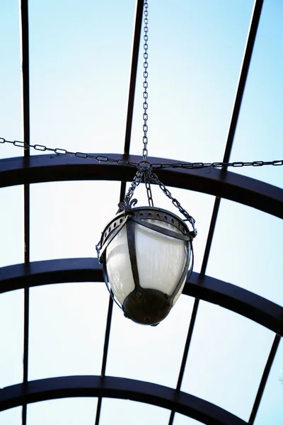 Вінтажний ліхтар у парку — стокове фото