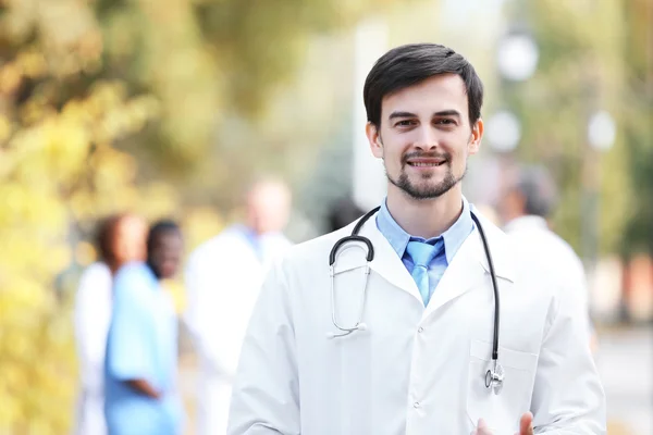 Läkare med medicinska grejer — Stockfoto