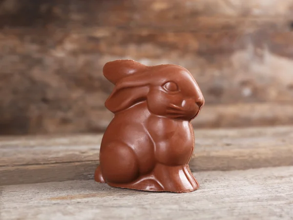 Conejo de Pascua de chocolate sobre fondo de madera —  Fotos de Stock