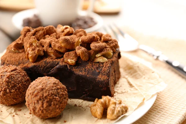 Un pedazo de pastel de chocolate con nuez en la mesa, primer plano —  Fotos de Stock