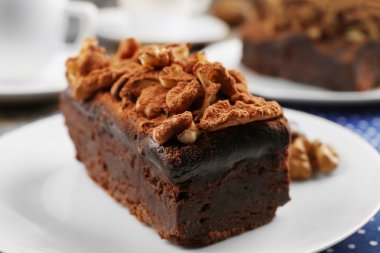 Masanın üzerinde cevizli çikolatalı pasta bir parça yakın çekim