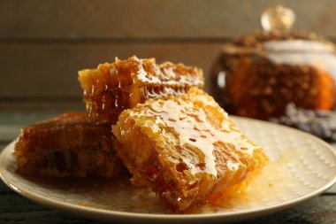 Peteğin ahşap arka plan üzerinde plaka üzerinde