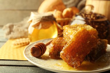 Plaka, peteğin sepeti ahşap arka plan üzerinde sıcak buns