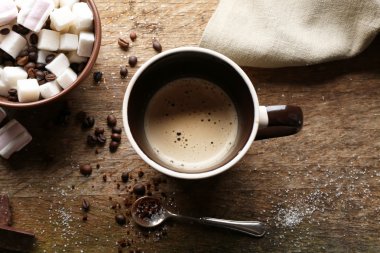 Kahve tatlılar ahşap arka plan üzerinde