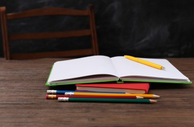 Renkli kalemler ile açık kitap