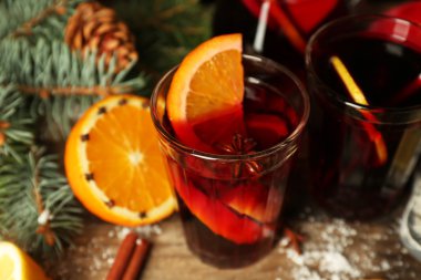 Ahşap masa, gözlük mulled şarap dekore edilmiş kompozisyon yakın çekim