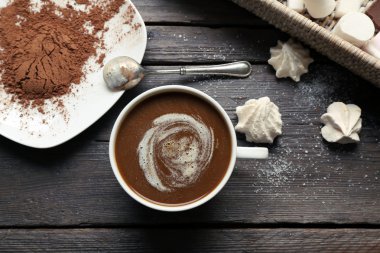 Kahve tatlılar ahşap arka plan üzerinde