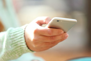 Cep telefonu tutan bir el. 