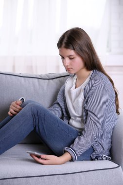 Kanepede oturan üzgün kız 