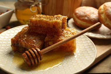 Peteğin ahşap arka plan üzerinde plaka üzerinde