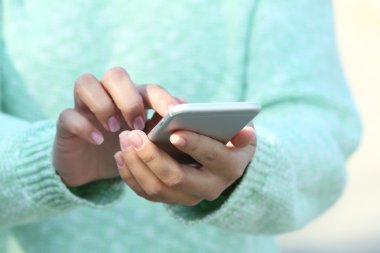 Bir cep telefonu tutan eller