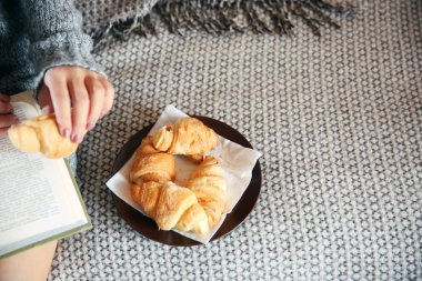 Hafif kahvaltı ile kız 