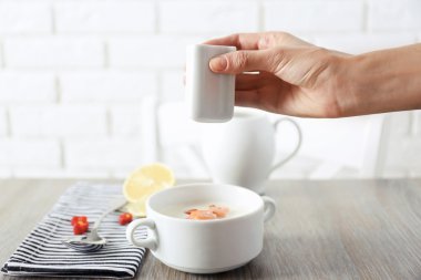 Birinin elini somon krema çorbası Tuzlama 