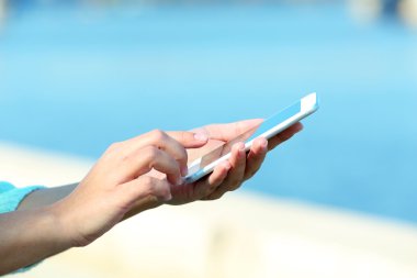 Bir cep telefonu tutan eller